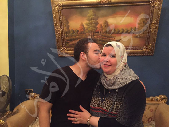 محمد-يقبل-والدته-اعترافا-بفضلها