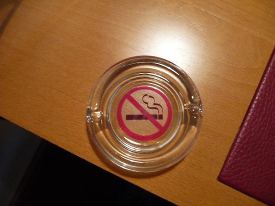 غرفة فندق لغير المدخنين تحتوى على طفاية سجائر مع شعار عدم التدخين