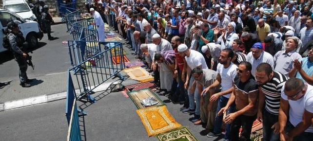 مصلون يؤدون الصلاة خارج المسجد الأقصى