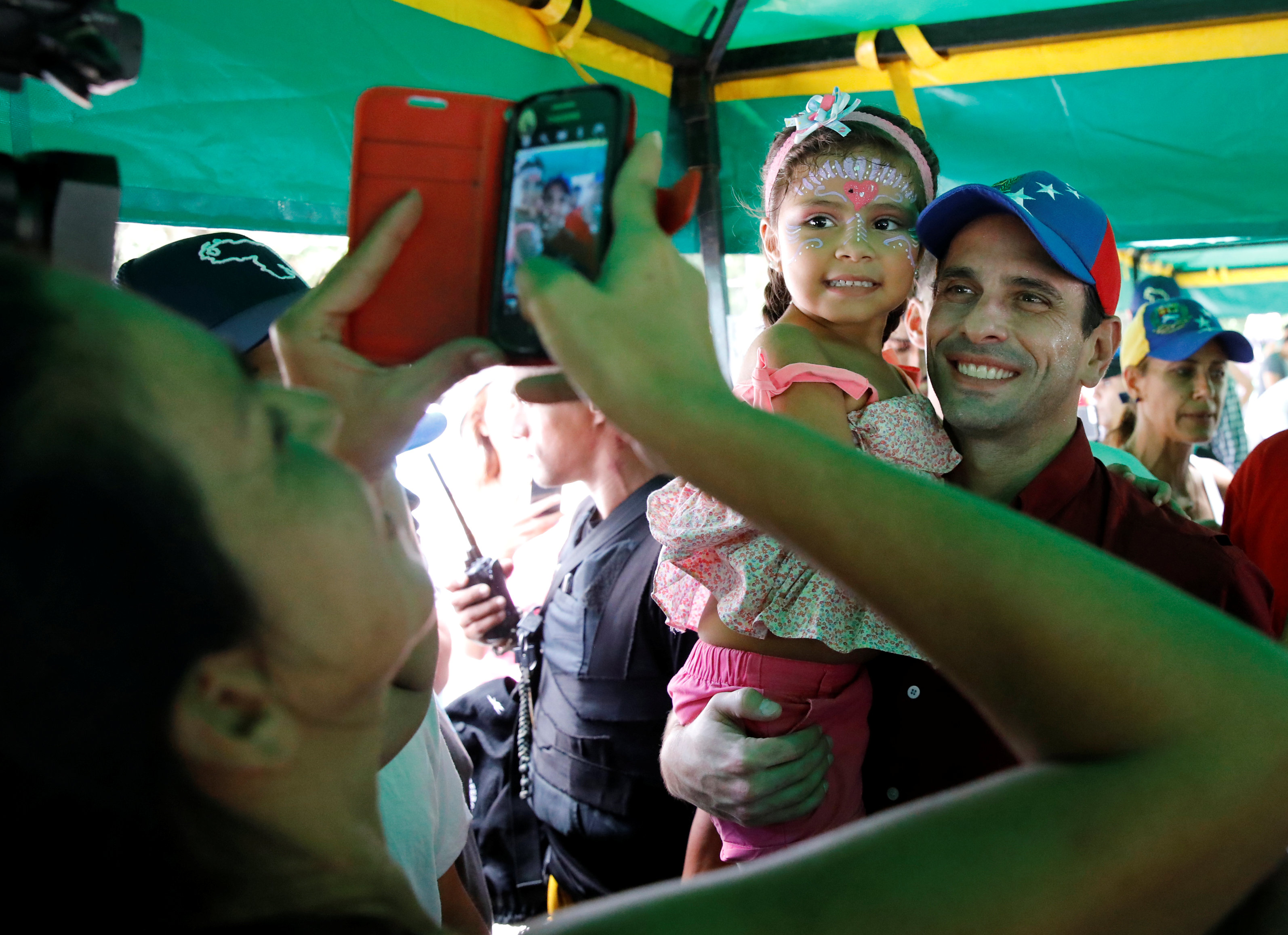 فتاة تلتقط صورة تذكارية مع زعيم المعارضة الفنزويلية
