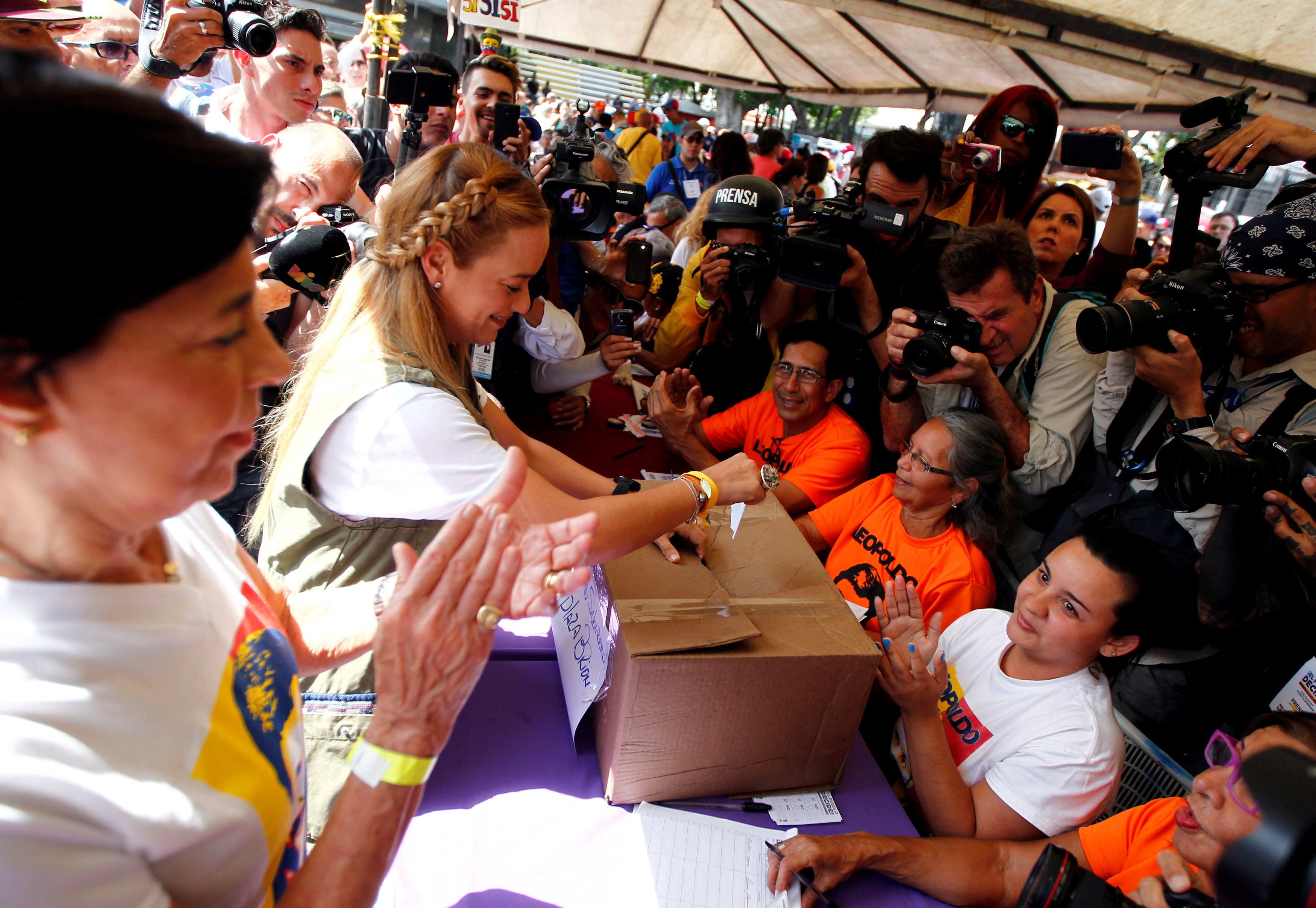 زوجة زعيم المعارضة الفنزويلية تشارك فى الاستفتاء الشعبى