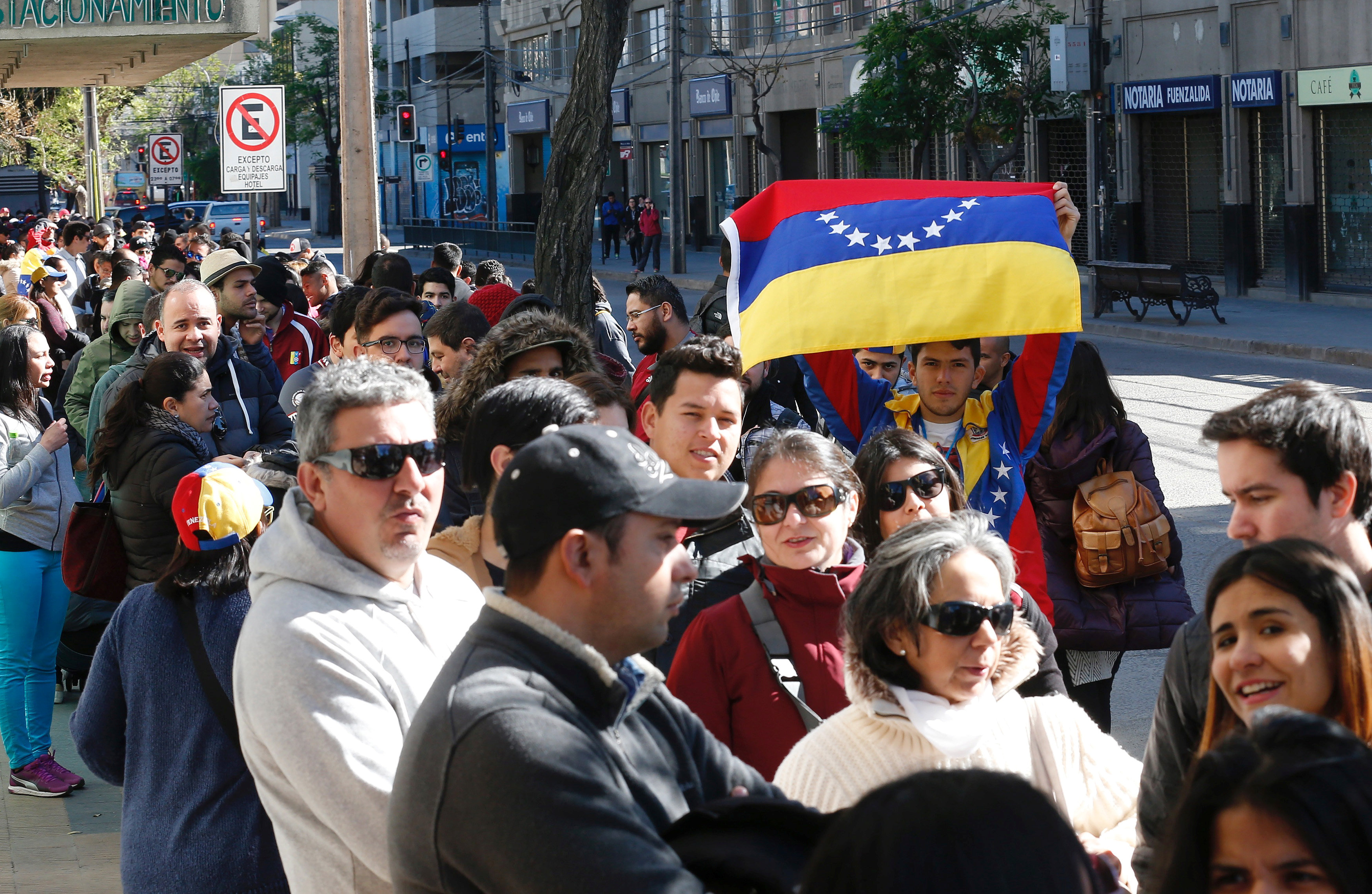 طابور من المواطنين الفنزويليين يصطفون للمشاركة فى استفتاء ضد الرئيس