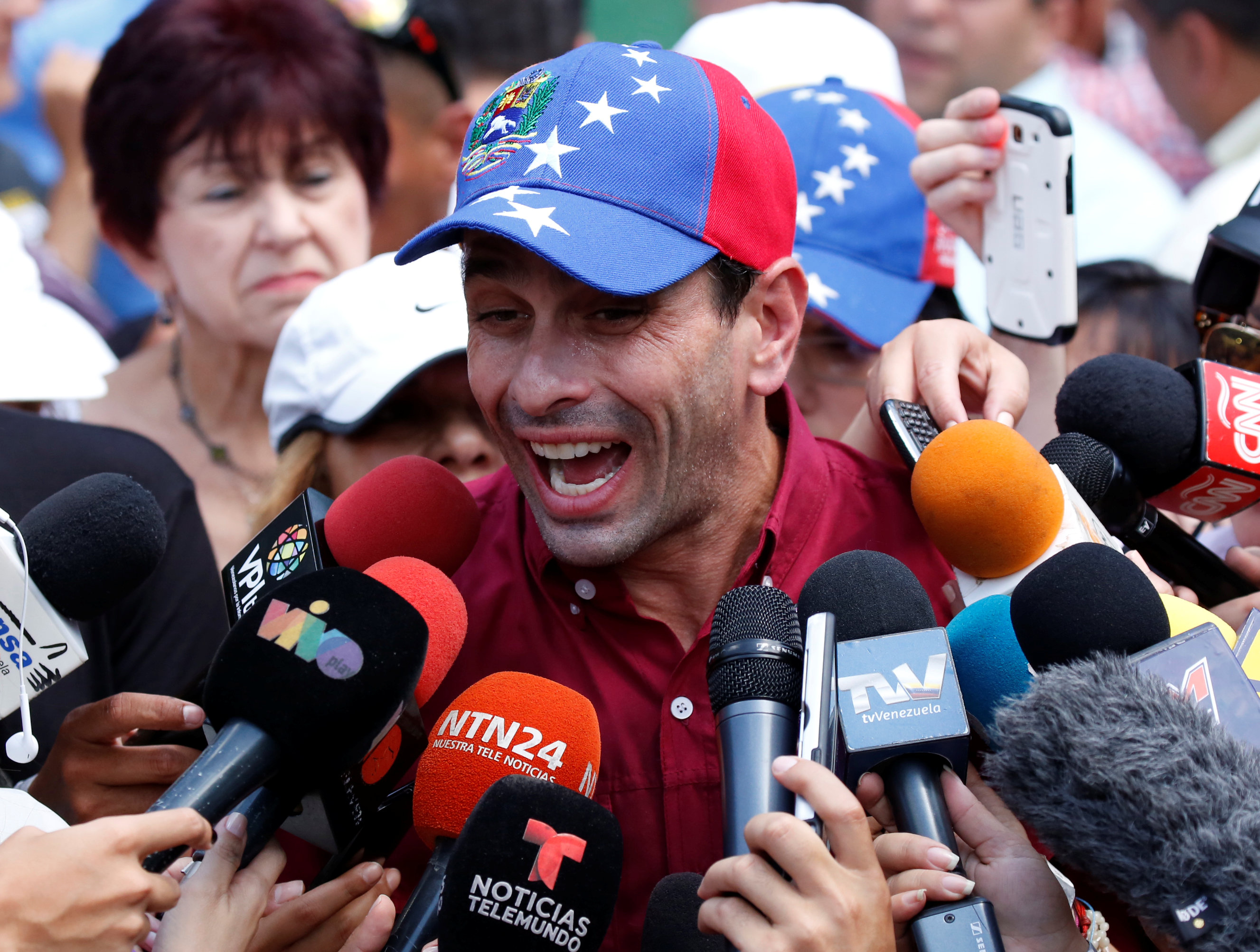 زعيم المعارضة الفنزويلية يدلى بتصريحاته خلال الاستفتاء