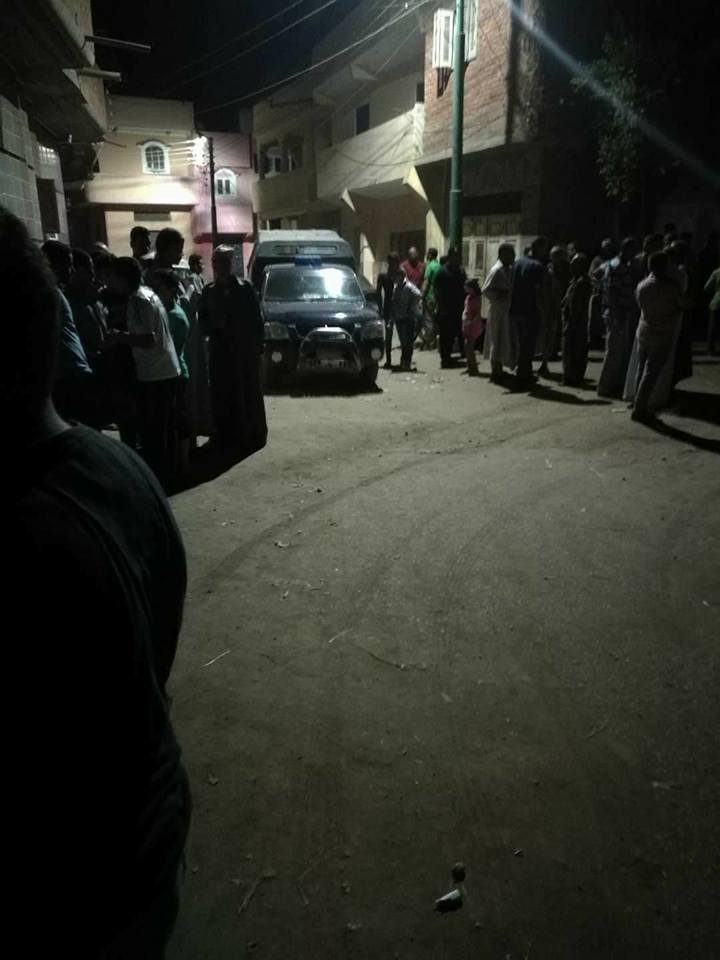 1- رجال الشرطة حول المنزل بقرية كوم الحجنة