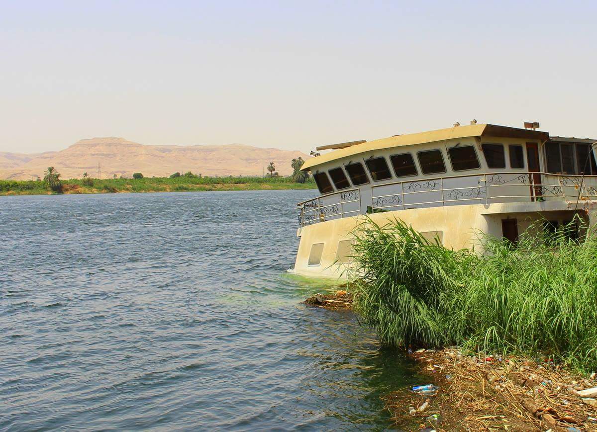 محافظة الأقصر المركب الغارقة بالنيل لايوجد بها زبائن أو عمال (1)