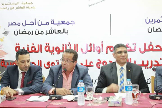 عادل النجار رئيس جهاز مدينة العاشر من رمضان خلال التكريم (3)