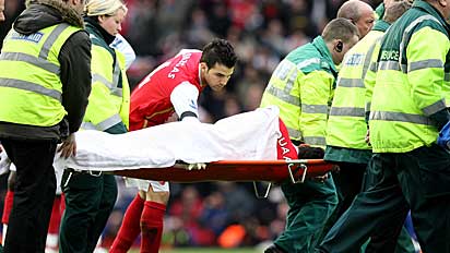 eduardo-da-silva-arsenal-birmingham-injury-4