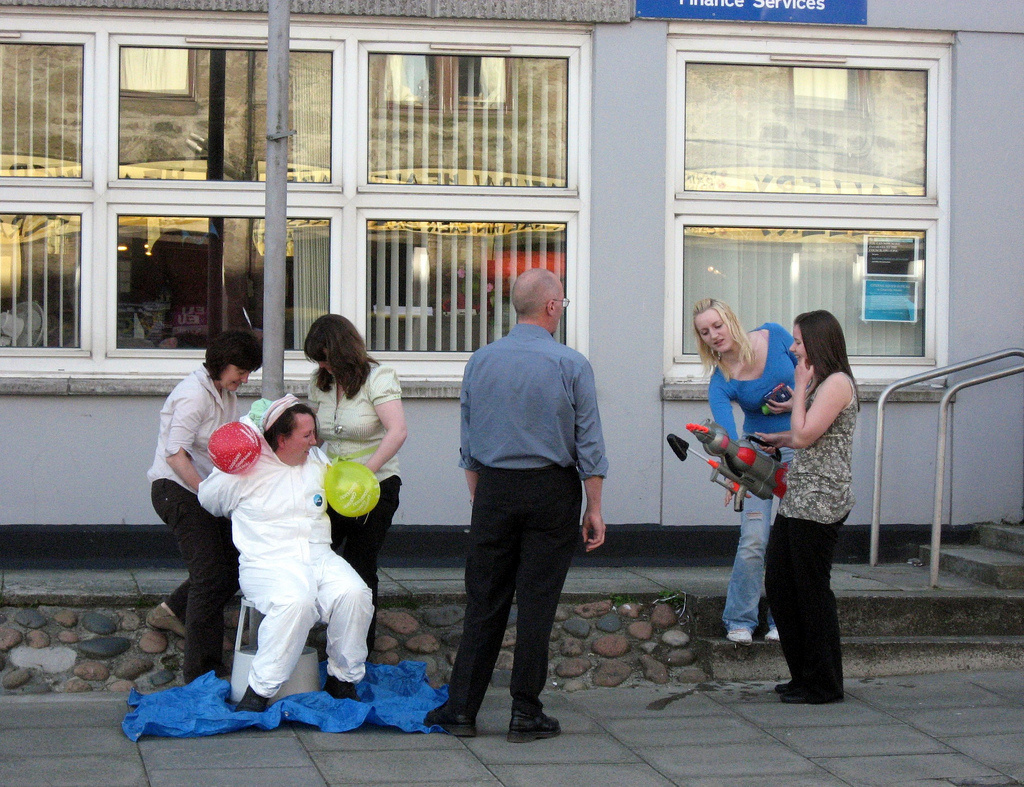 رشق بالقمامة