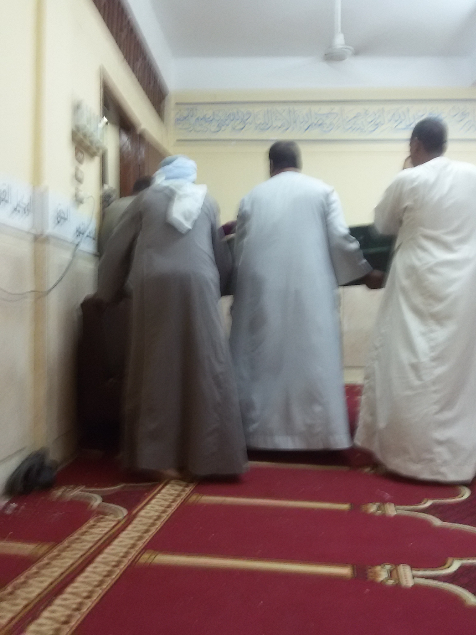 3 أثناء دخول الجثث للمسجد بقنا