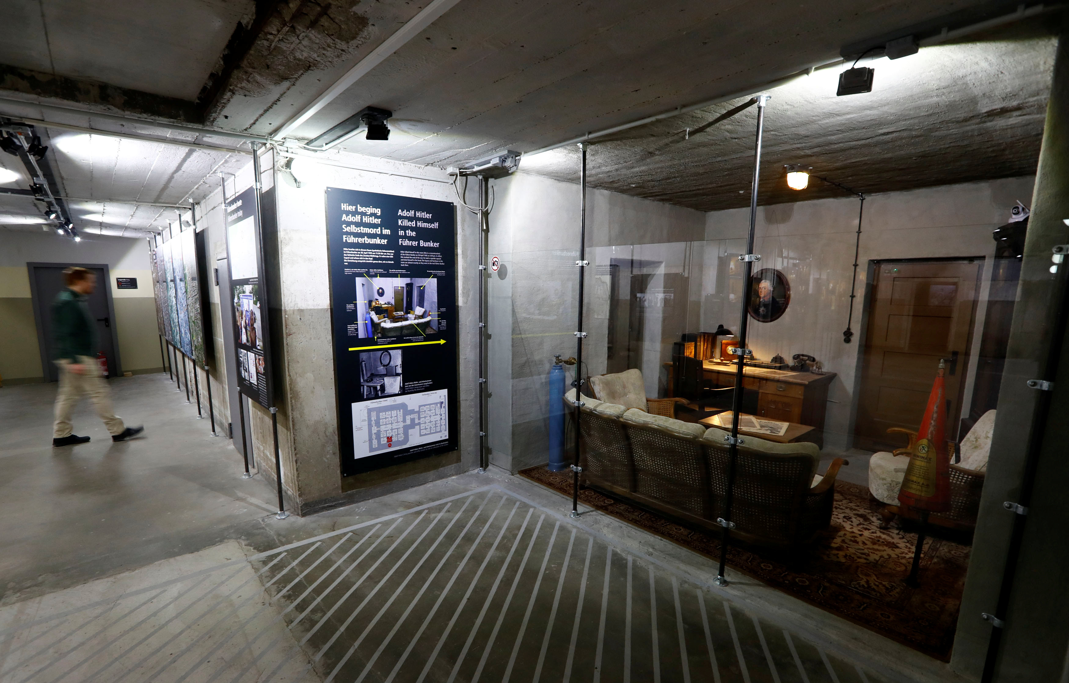 معرض عن هتلر في برلين  (7)