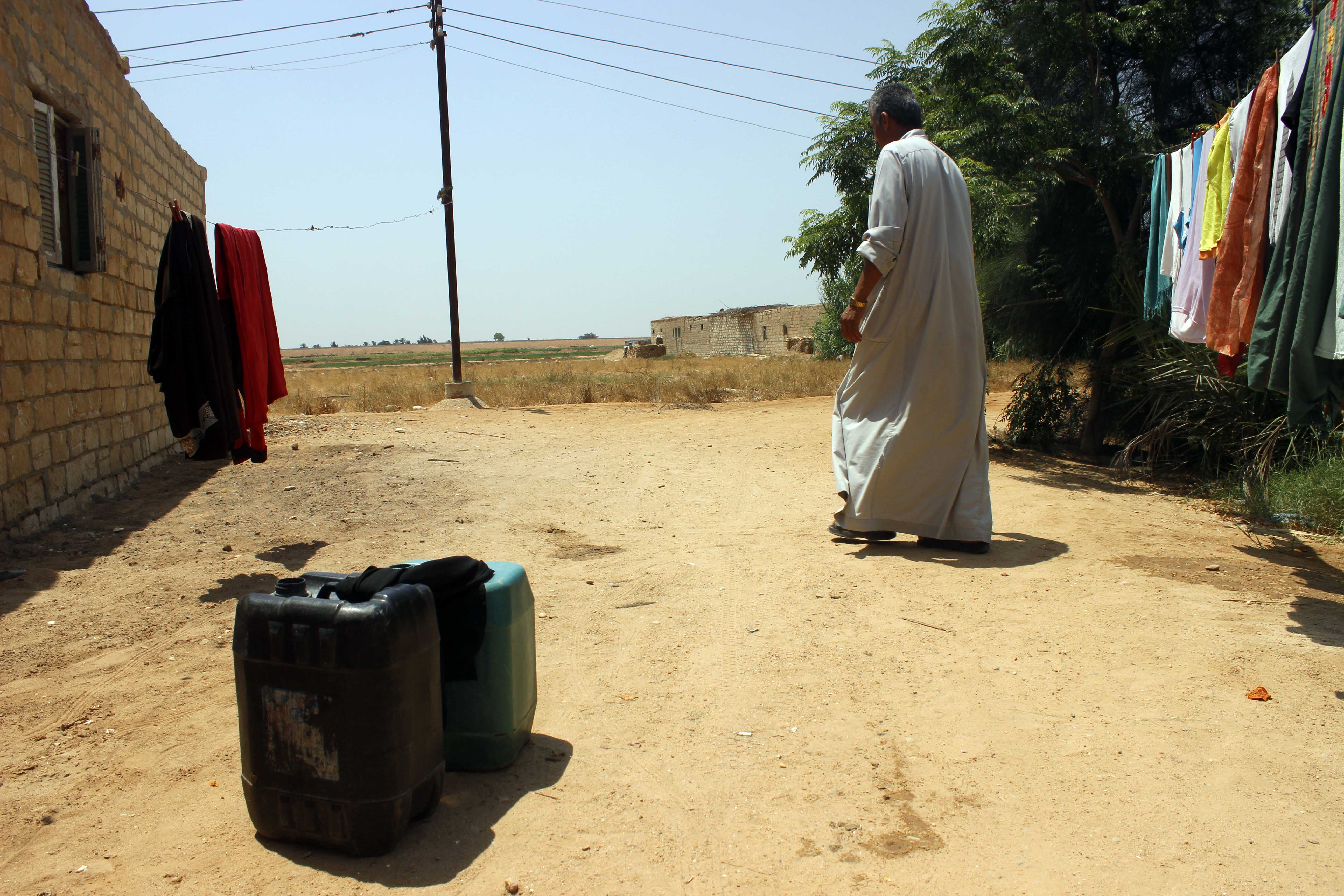 قري  تعيش بدون مياه  شرب  لأربعة أشهر  - تصوير  محمد عوض  (6)
