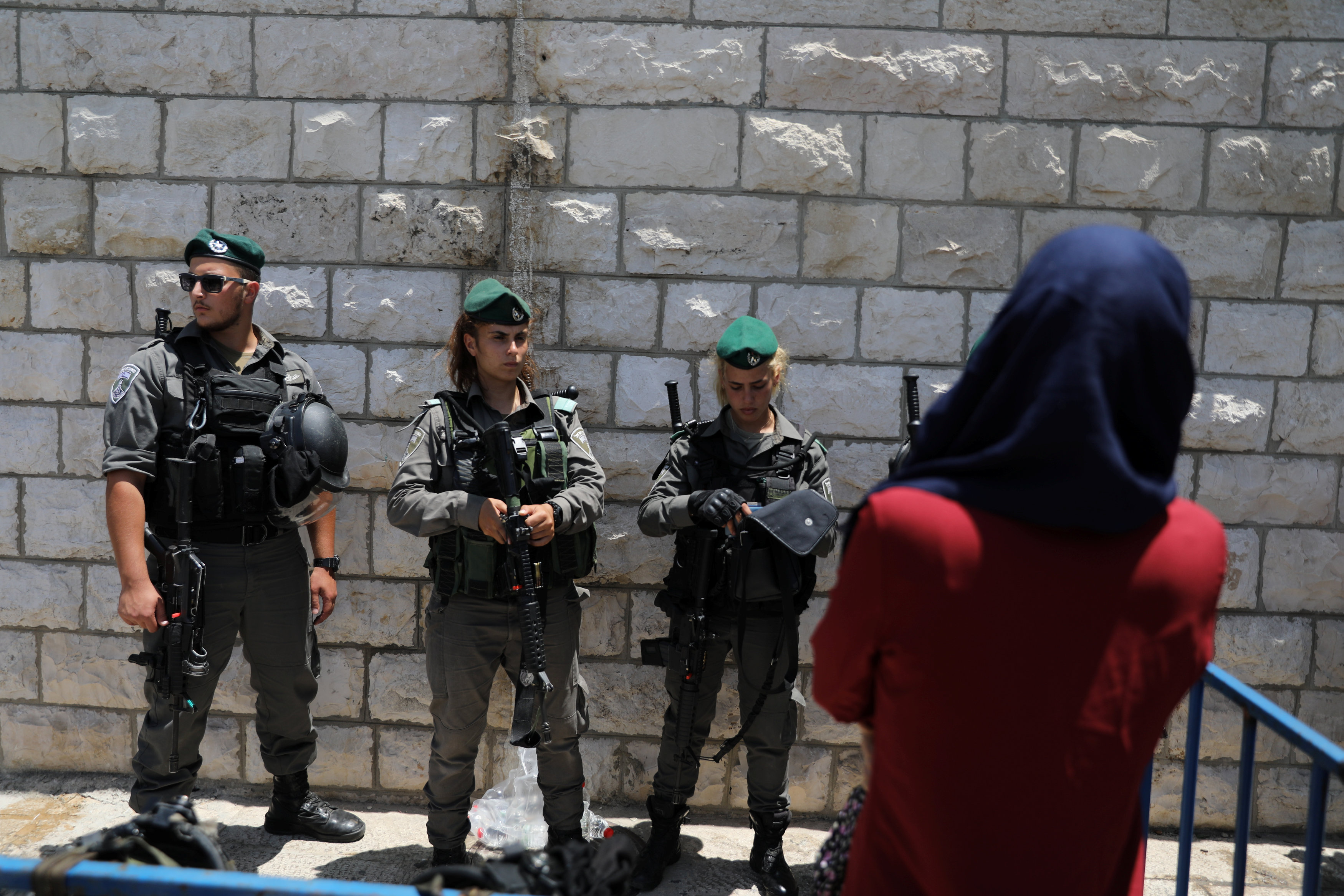فتاة تواجه قوات الاحتلال