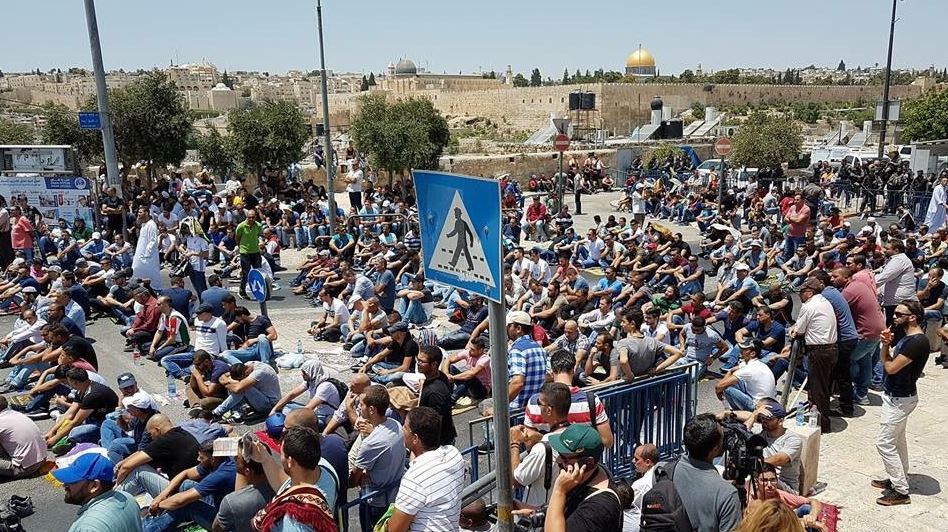 المصلون في شوارع القدس