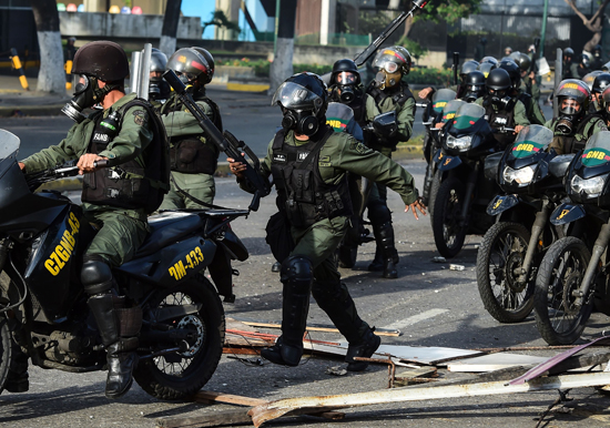 الشرطة الفنزويلية تطارد المحتجين