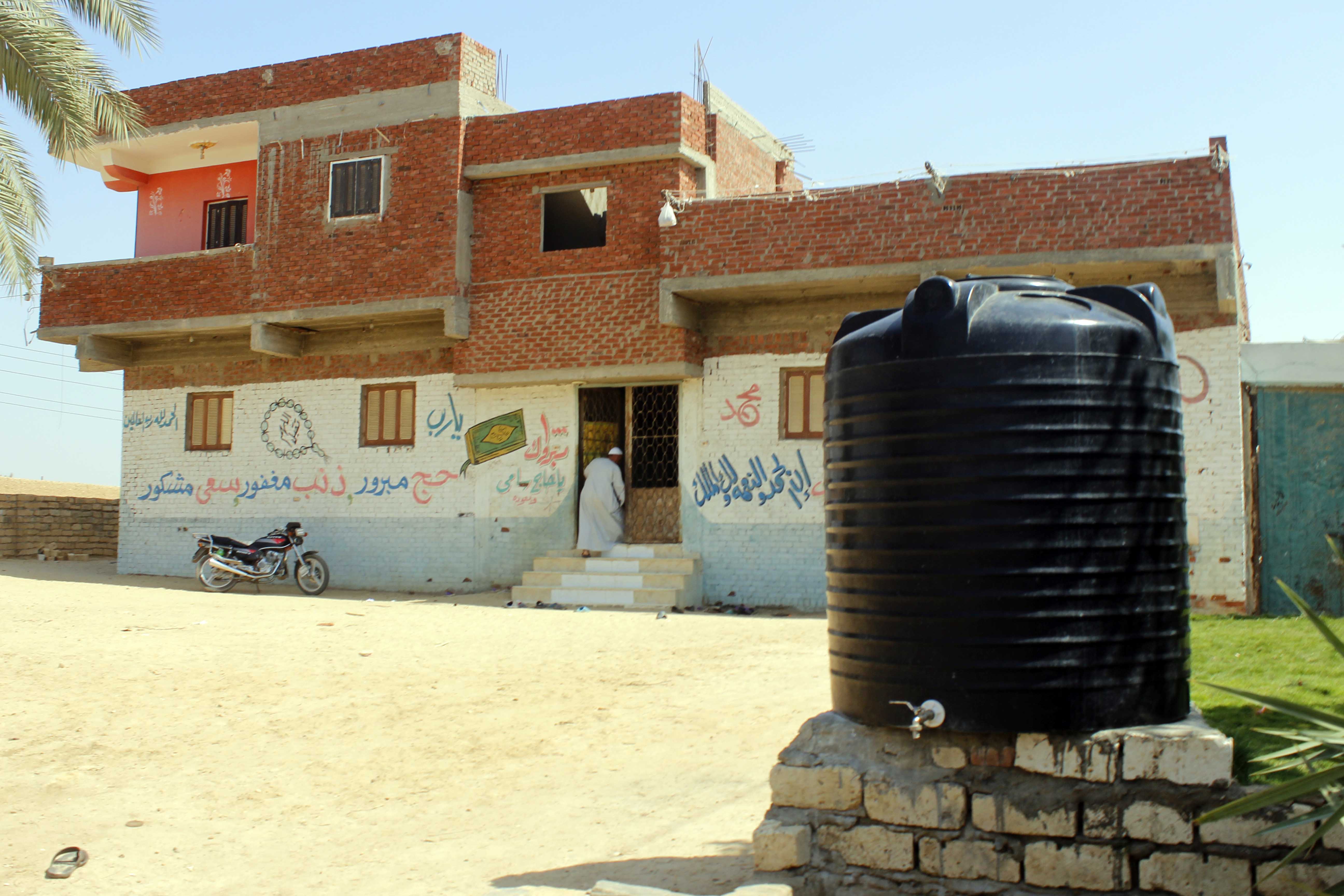 قري  تعيش بدون مياه  شرب  لأربعة أشهر  - تصوير  محمد عوض  (8)