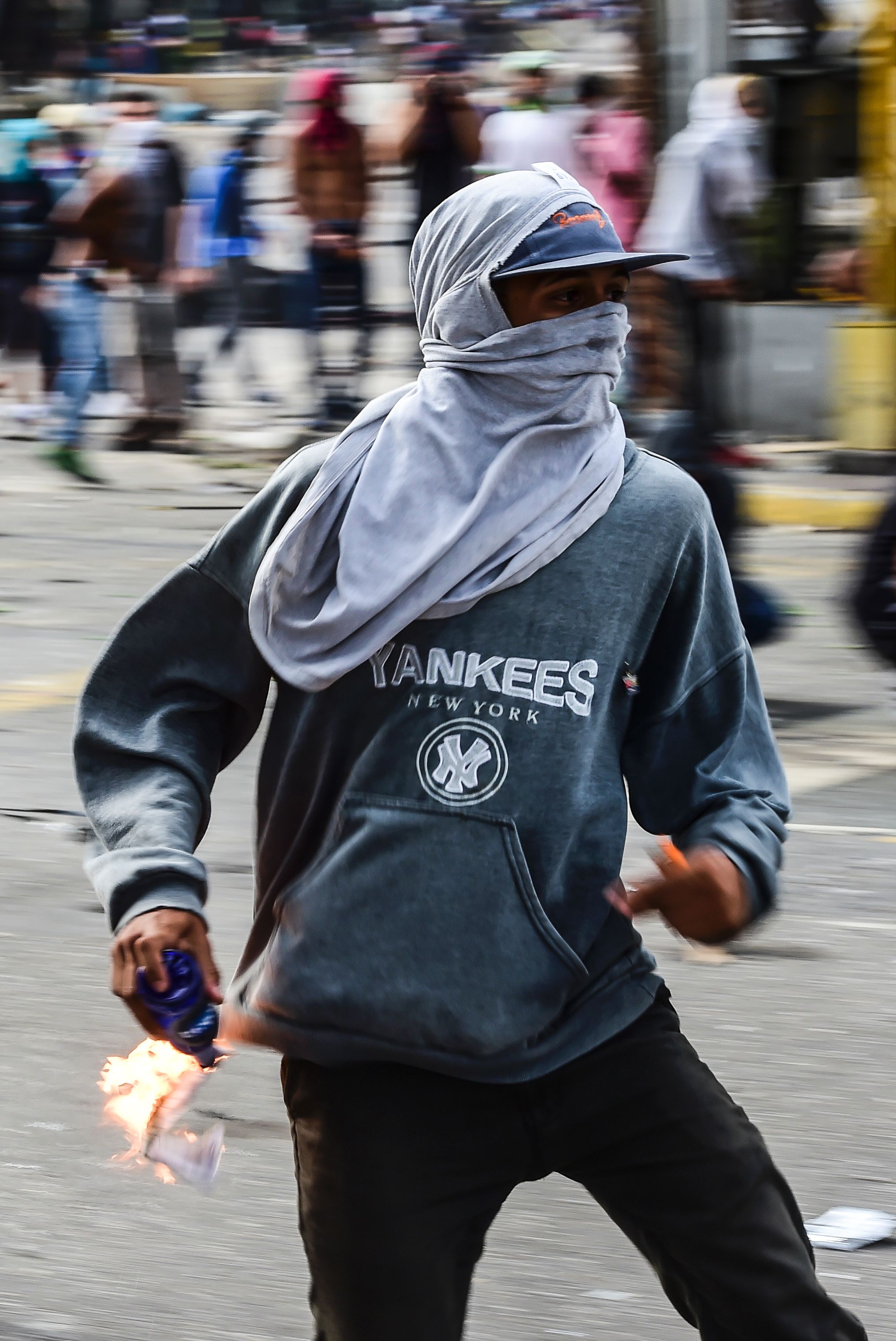 أحد المتظاهرين يحمل زجاجة حارقة
