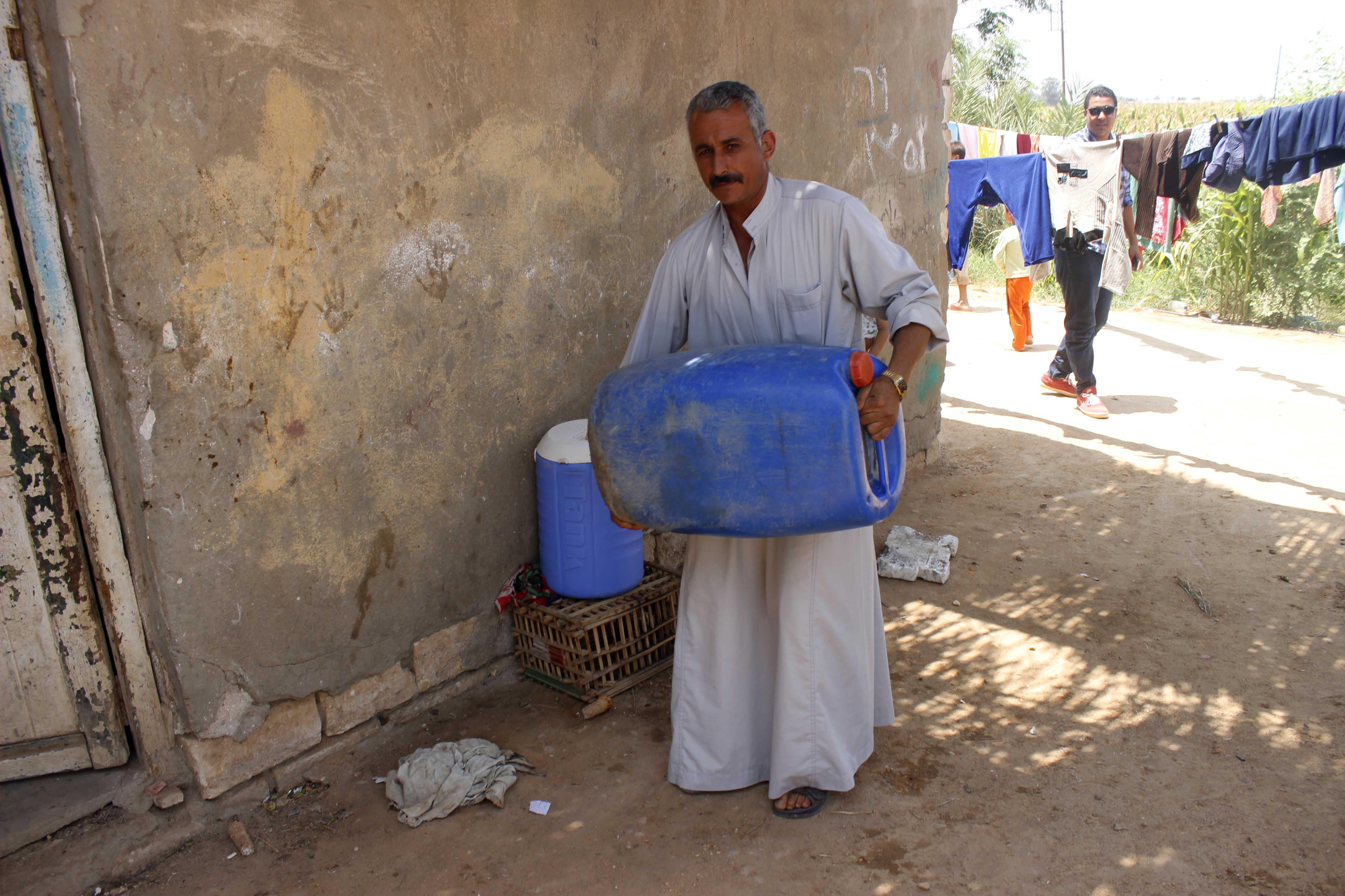 قري  تعيش بدون مياه  شرب  لأربعة أشهر  - تصوير  محمد عوض  (3)