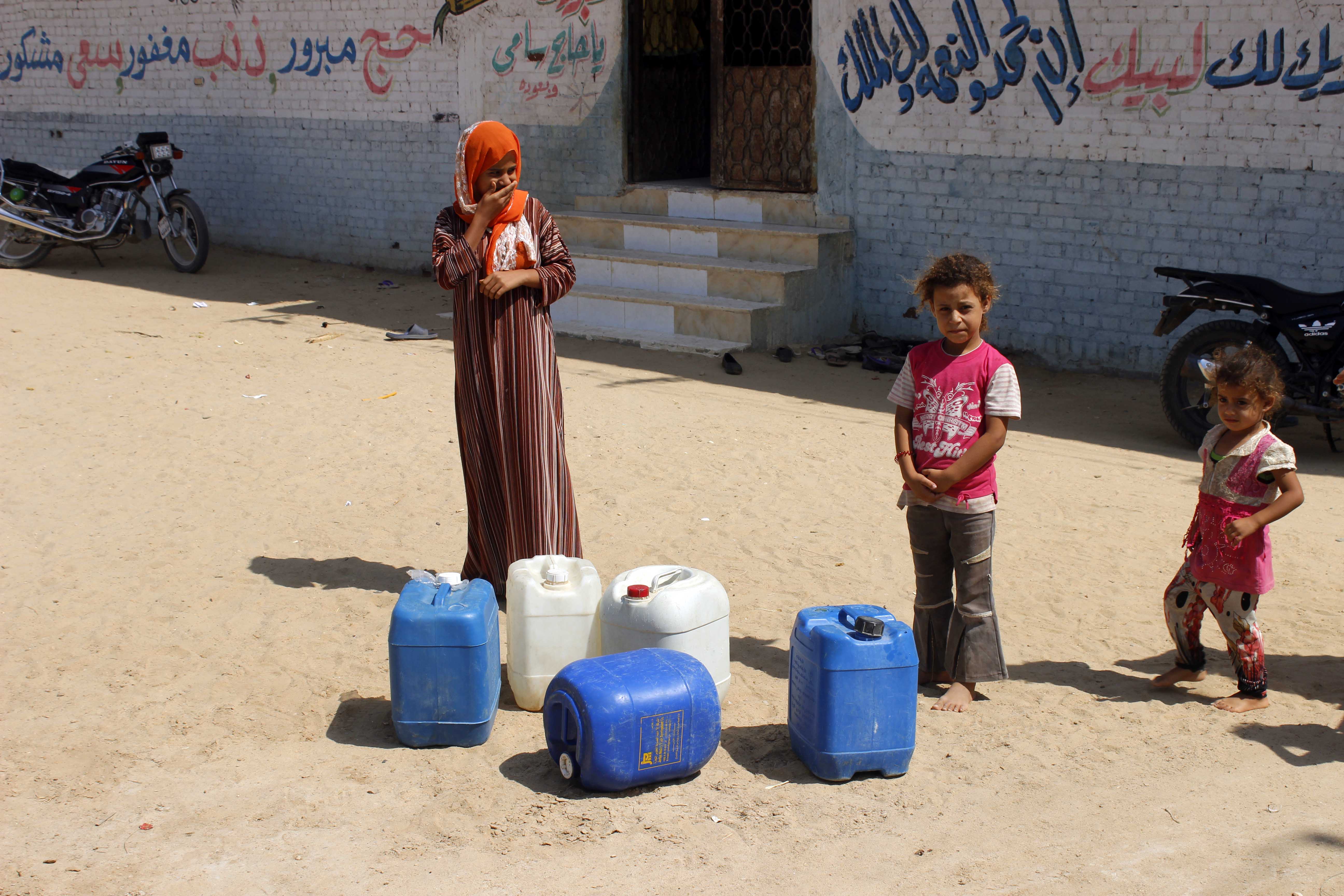 قري  تعيش بدون مياه  شرب  لأربعة أشهر  - تصوير  محمد عوض  (10)