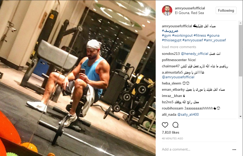 عمر يوسف يمارس تمارينه الرياضية داخل صالة الجيم