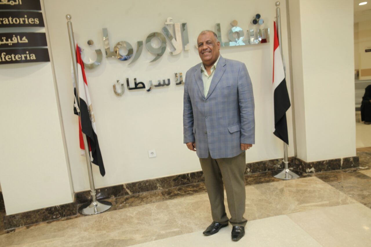 مدير مكتبة مصر العامة بالكرنك يدعم المرحلة الثانية لمستشفي أورام الأقصر (1)