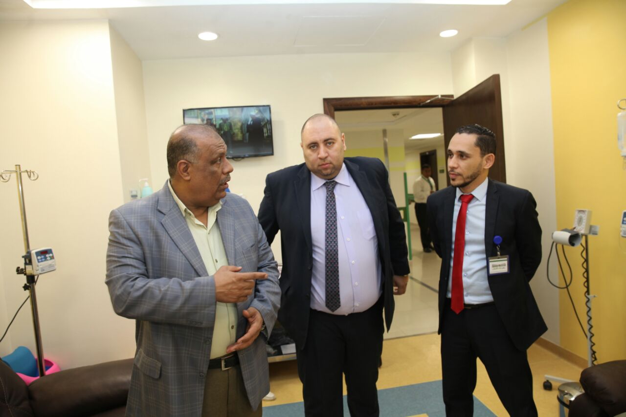 مدير مكتبة مصر العامة بالكرنك يدعم المرحلة الثانية لمستشفي أورام الأقصر (2)
