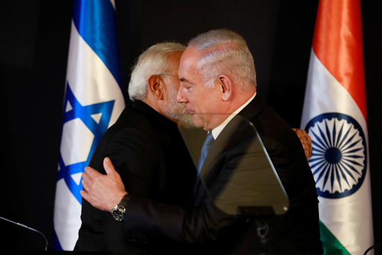 رئيس الوزراء الهندى ناريندرا مودى مع نظيره الإسرائيلى
