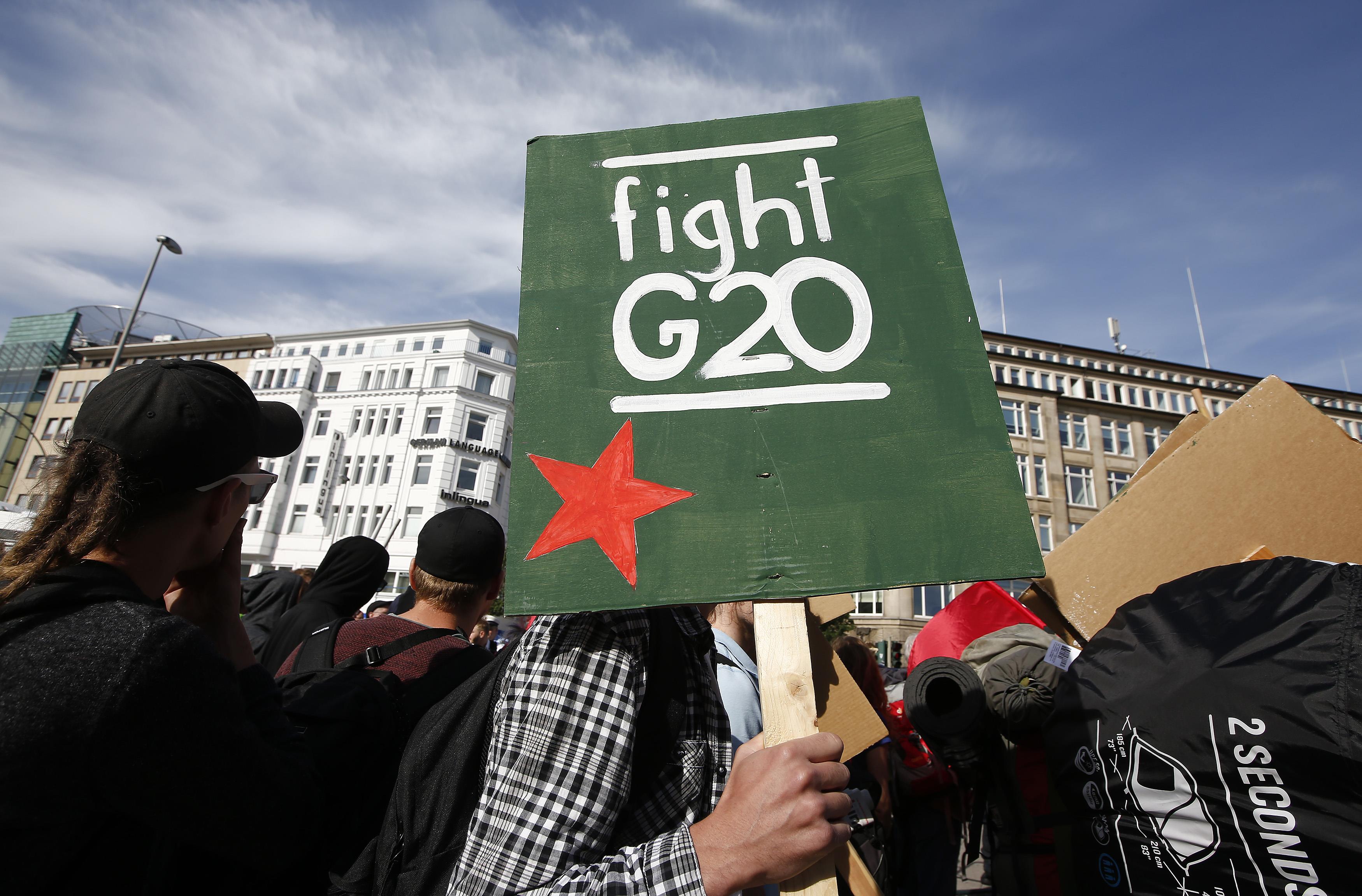 لافتات ضد قمة مجموعة العشرين