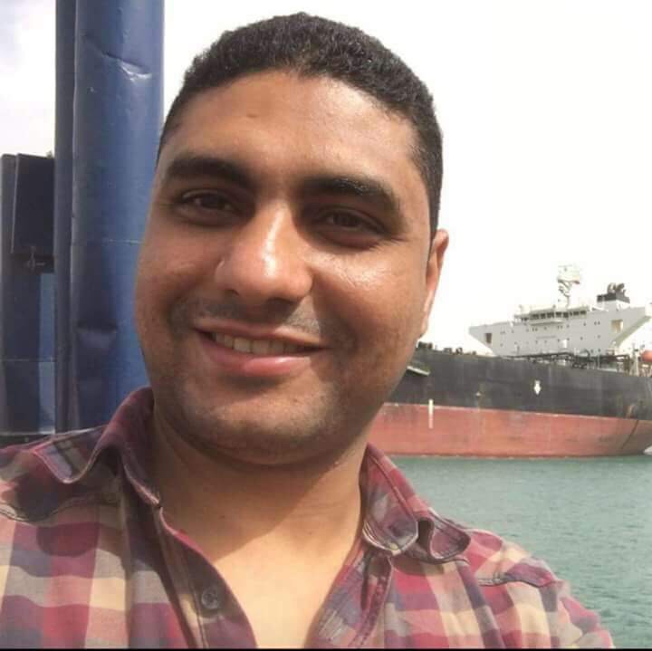 المئات يتجمعون امام منزل شهيد اسيوط في انتظار وصول الجثمان (1)