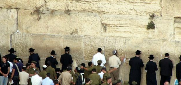 يهود امام حائط المبكى