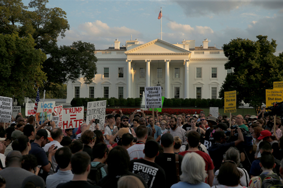 احتجاجات أمام البيت الأبيض
