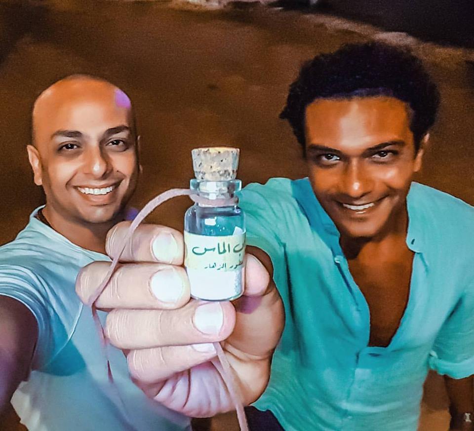 صورة سيلفي لـ أحمد مراد وآسر ياسين مع زجاجة تراب الماس