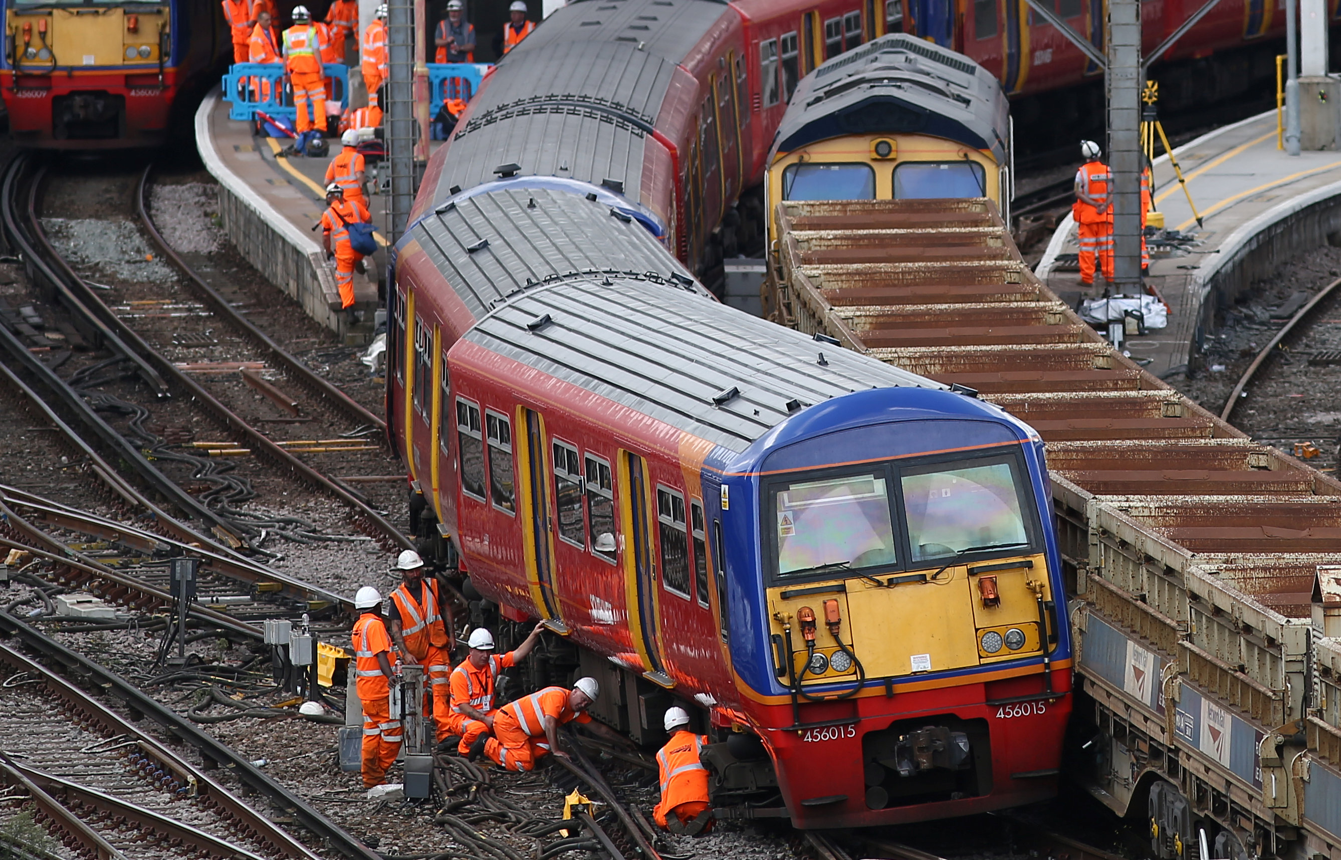 2017-08-15T161929Z_1336289829_RC12EECEDC00_RTRMADP_3_BRITAIN-TRANSPORT-DERAILMENT