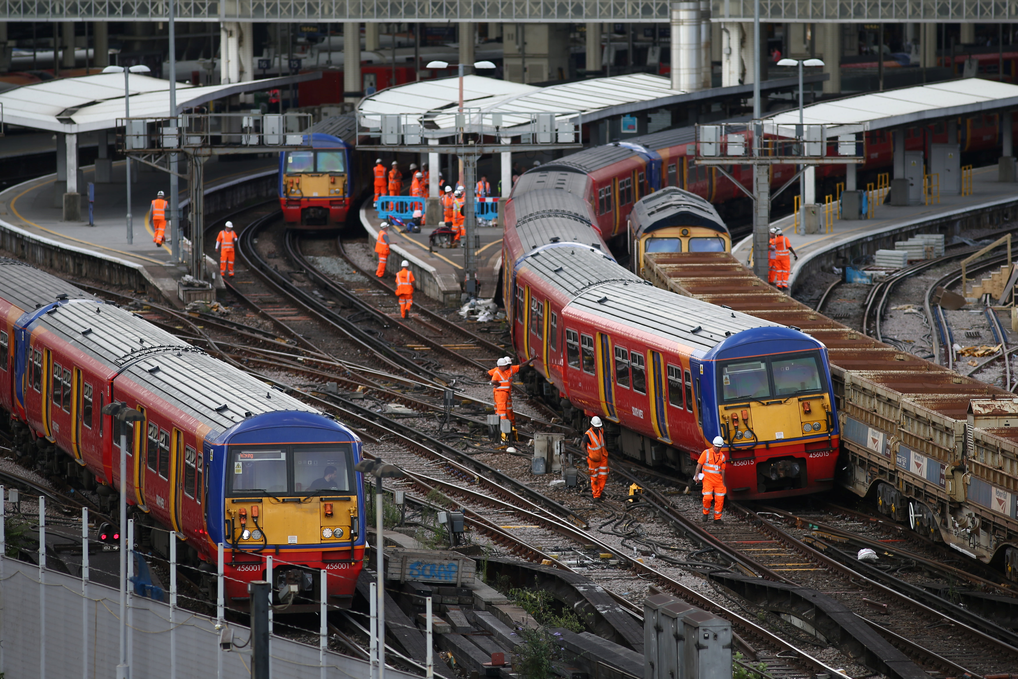 2017-08-15T162555Z_1956882658_RC142567E600_RTRMADP_3_BRITAIN-TRANSPORT-DERAILMENT