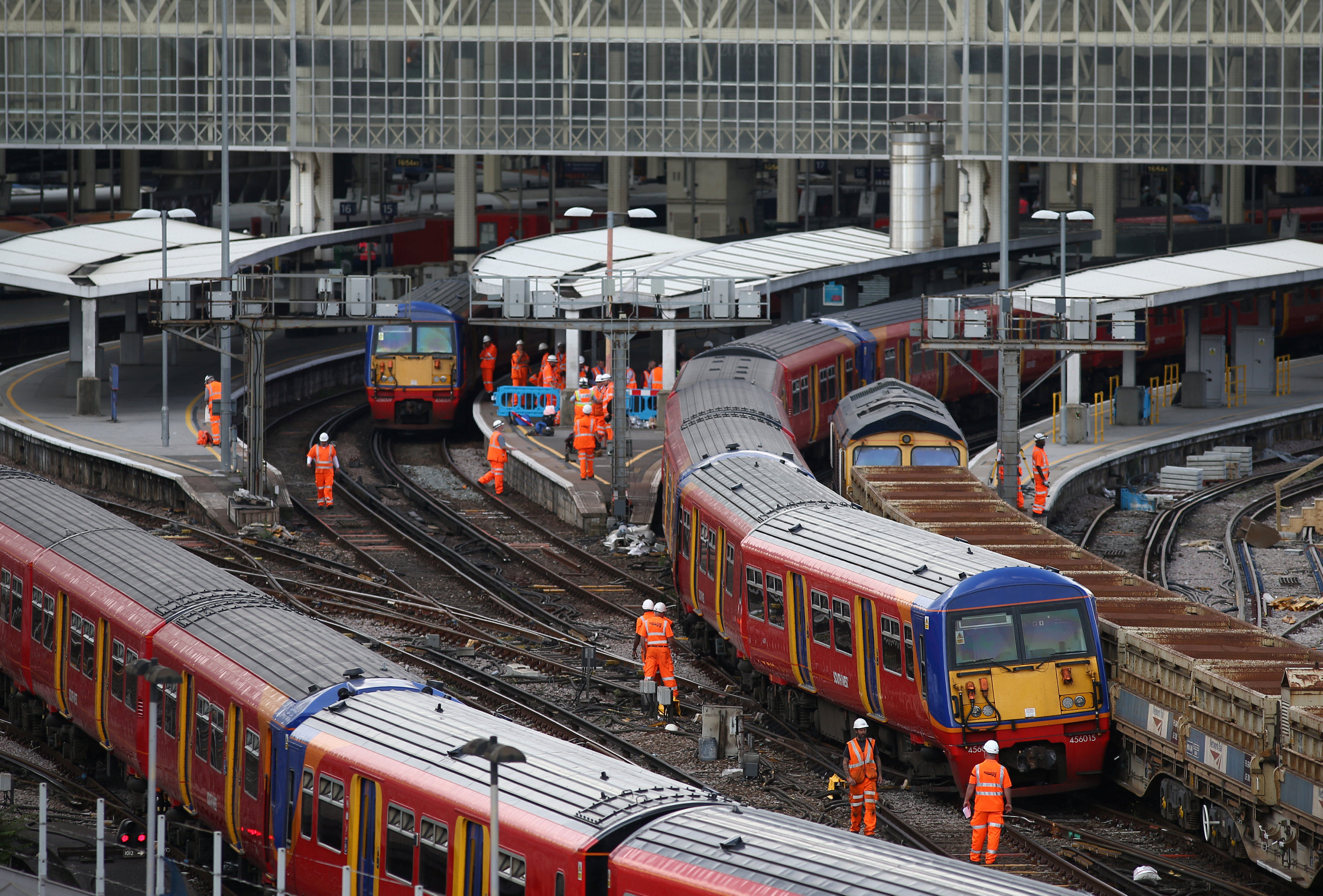 2017-08-15T162109Z_847287503_RC18C348FD90_RTRMADP_3_BRITAIN-TRANSPORT-DERAILMENT