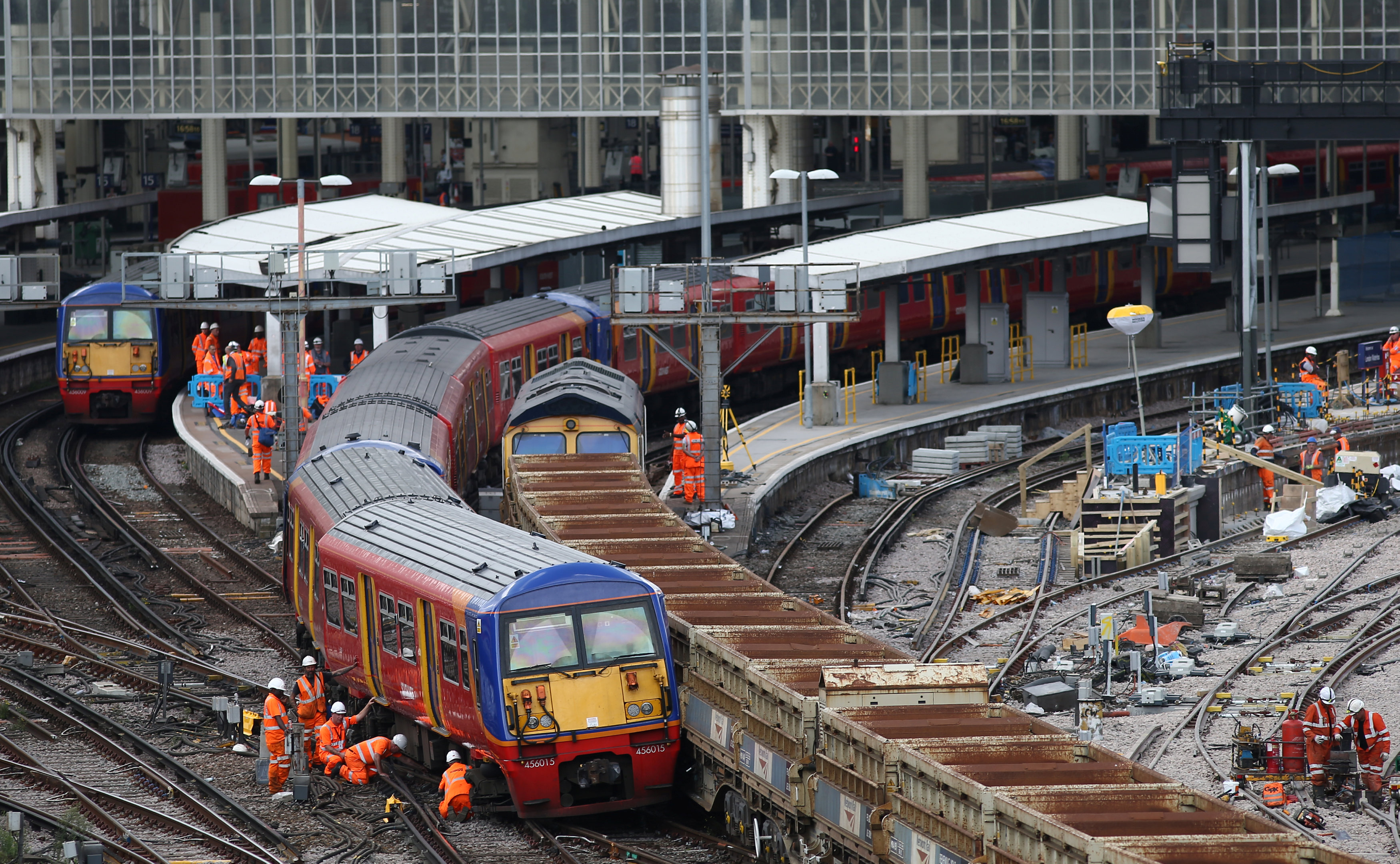 2017-08-15T161728Z_513254942_RC1B64163400_RTRMADP_3_BRITAIN-TRANSPORT-DERAILMENT