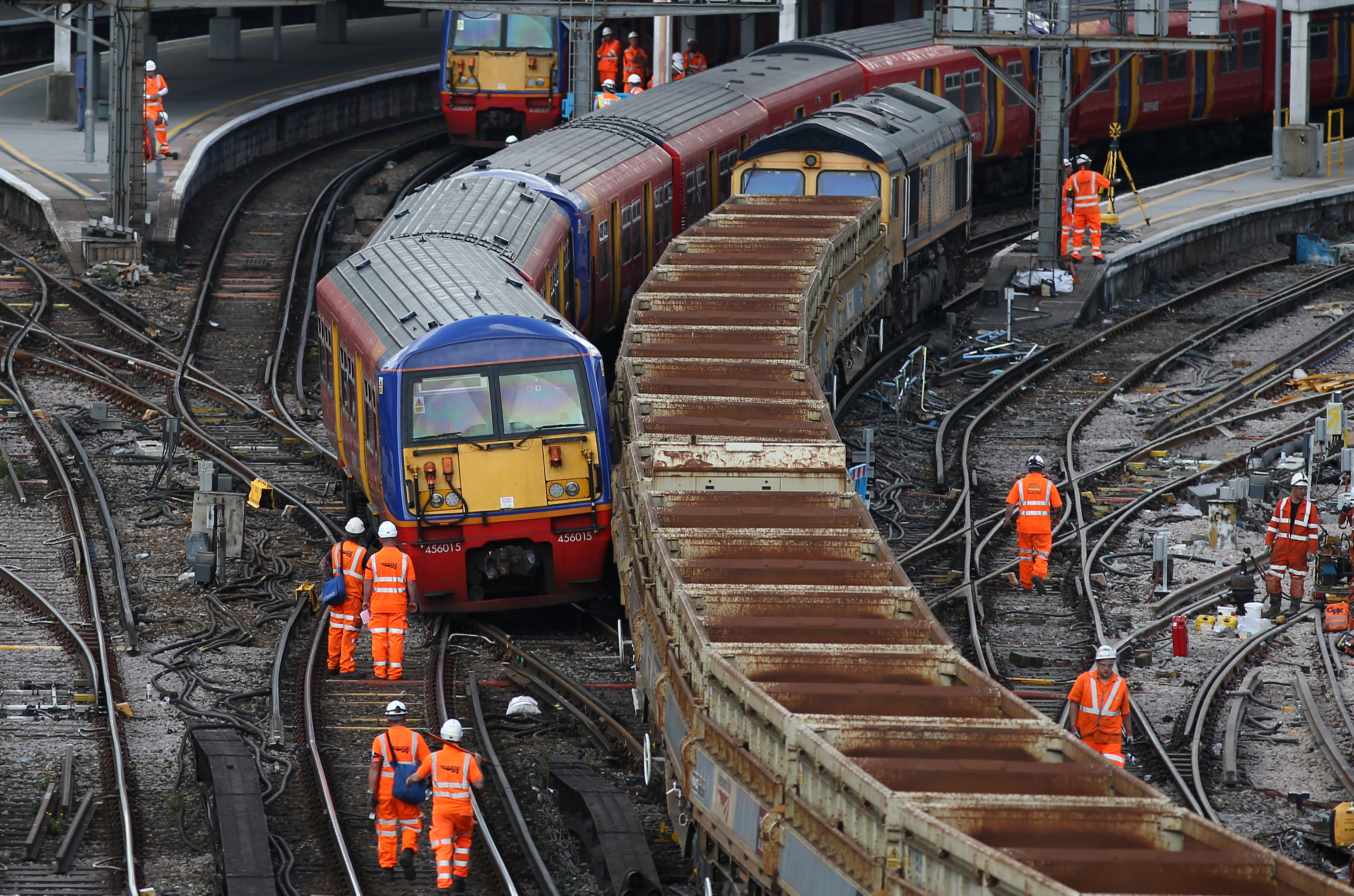 2017-08-15T161529Z_73945313_RC18DD4D9980_RTRMADP_3_BRITAIN-TRANSPORT-DERAILMENT