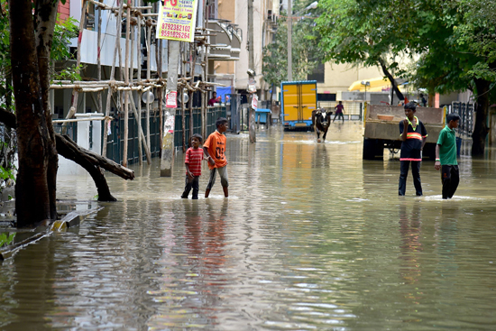 شلل مرورى فى الهند بسبب الفيضان