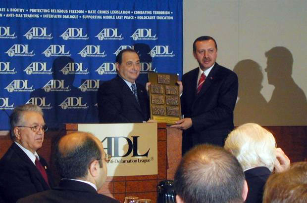 53445-مؤتمر-اليهودي-الامريكي-يسلم-أردوغان-جائزة-السلام