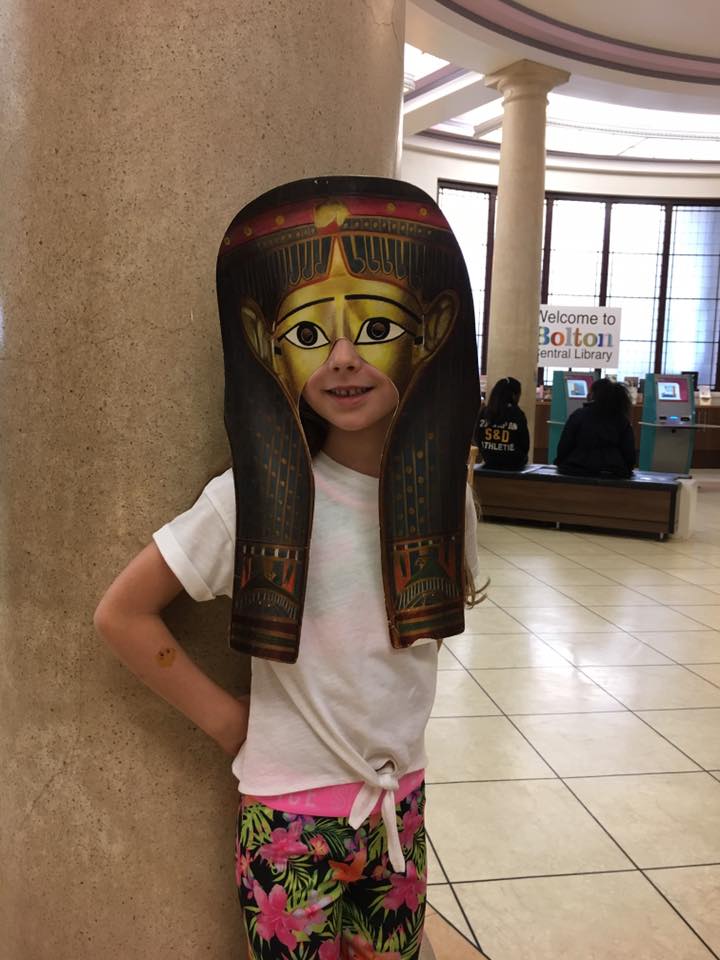 طفل بريطاني يرتدي قناع فرعوني