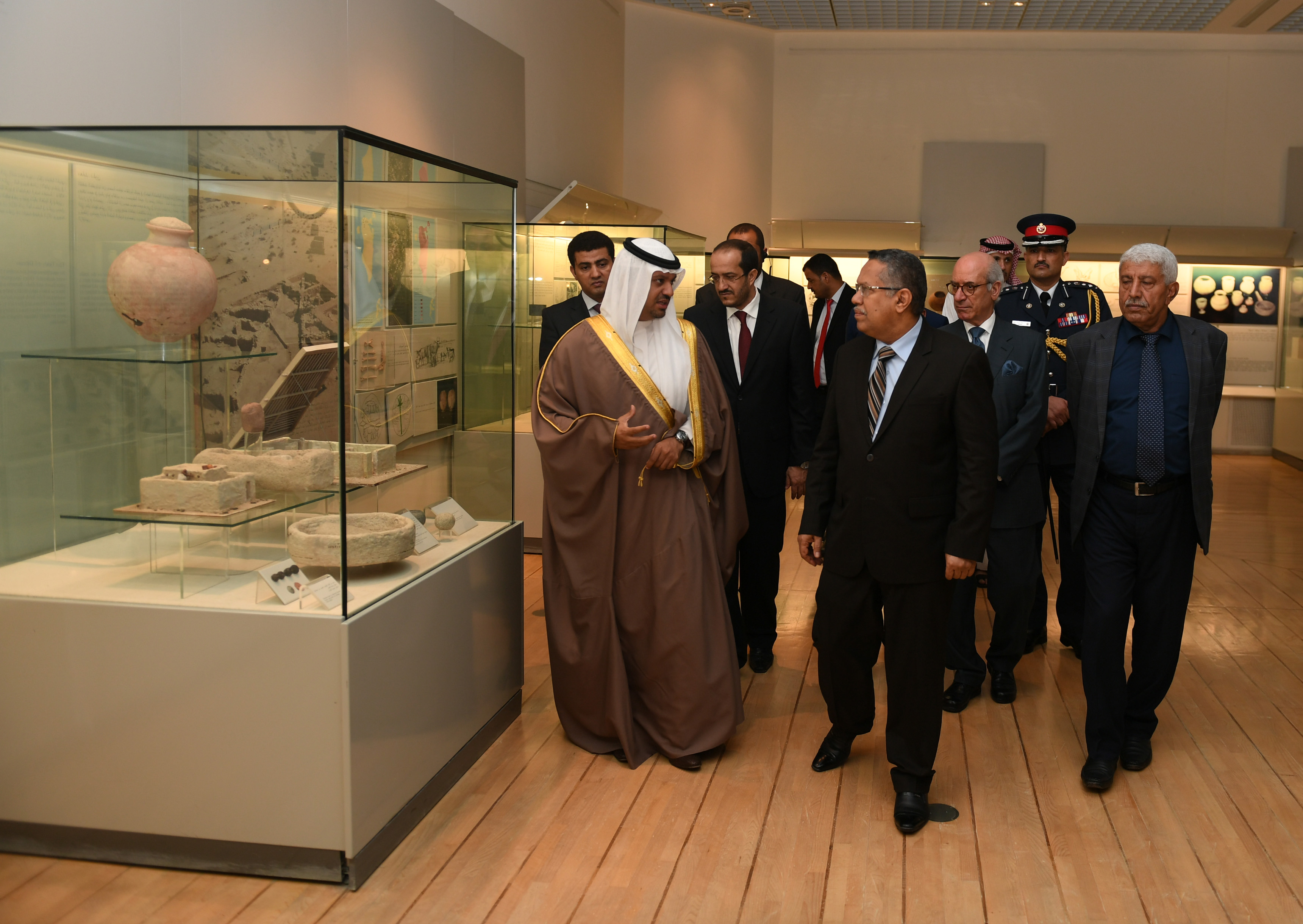 رئيس الوزراء اليمني يزور متحف البحرين الوطني  (2)