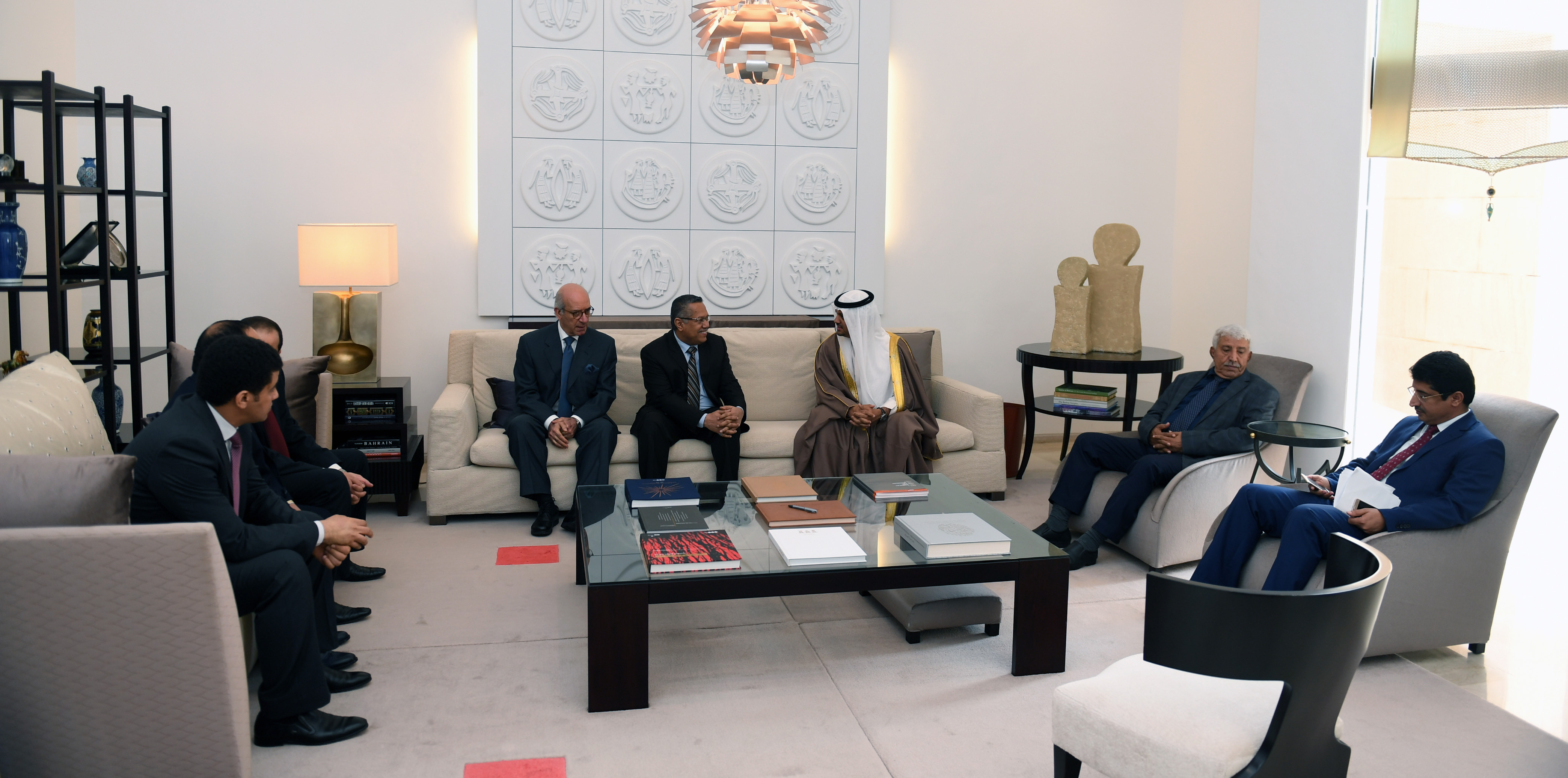 رئيس الوزراء اليمني يزور متحف البحرين الوطني  (1)