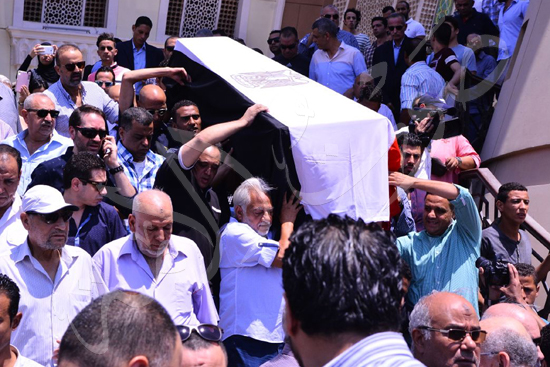 علم مصر يلف جثمان محفوظ عبد الرحمن