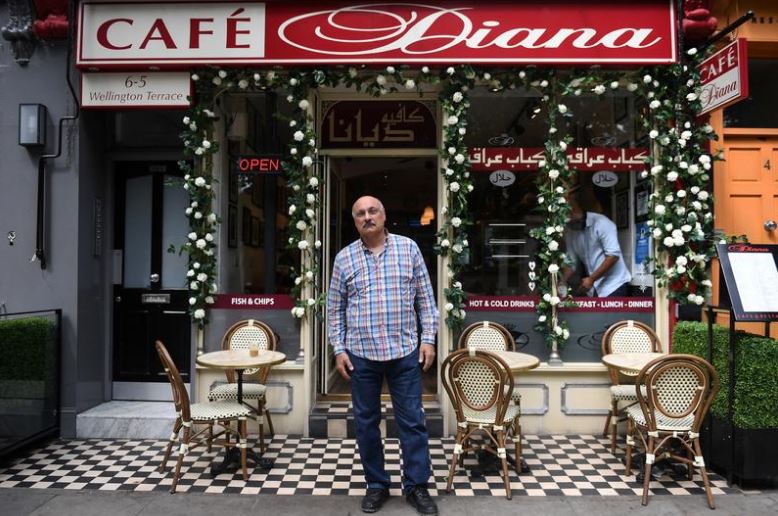 عبدول داود مالك مقهى ديانا يقف أمام المقهى في لندن