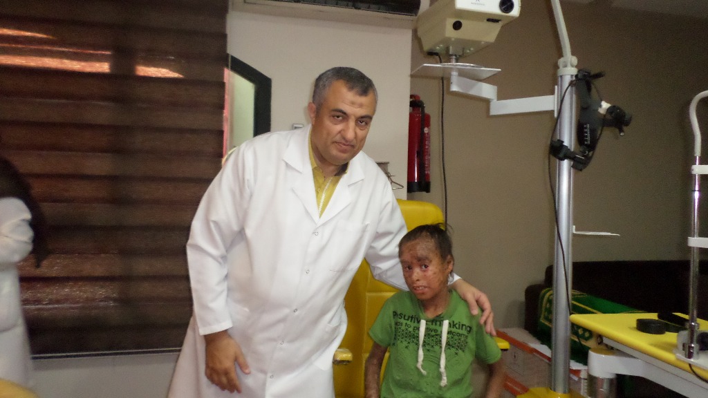 الدكتور هانى الناظر والدكتوران اسامة النحراوى يتكفلان بعلاج طفل الاسماعيلية السيد ابراهيم (11)