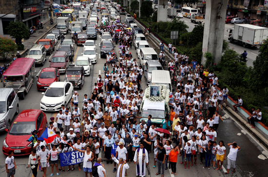 2017-08-26T065609Z_1149797611_RC16F5388150_RTRMADP_3_PHILIPPINES-DRUGS-FUNERAL