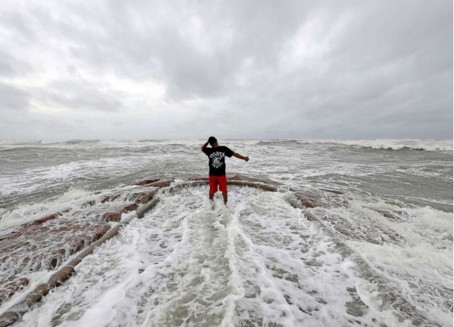 جنون شاب أمريكي يلقتط صورة بالبحر رغم تحذيرات باعصار هارفي