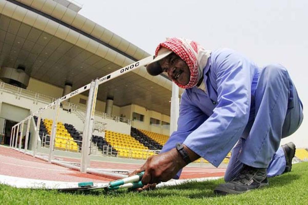 عامل  يقلم النجيلة بنادي قطري