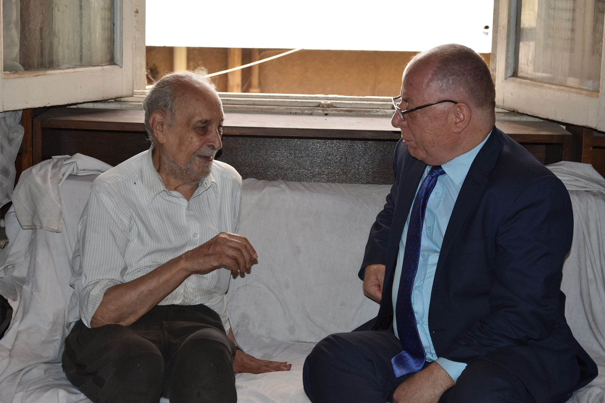 وزير الثقافة خلال زيارته للكاتب وديع فلسطين