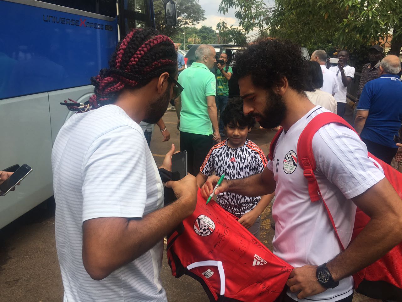 محمد صلاح يوقع على تى شيرت المنتخب للجماهير