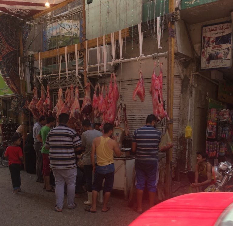 مواطنون يشترون اللحوم البلدية من محال الجزارة (4)